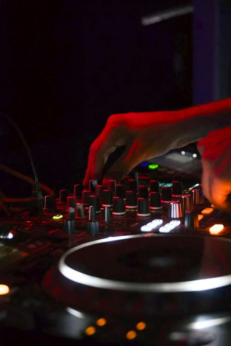 How to Read the Dancefloor for Energy Cues